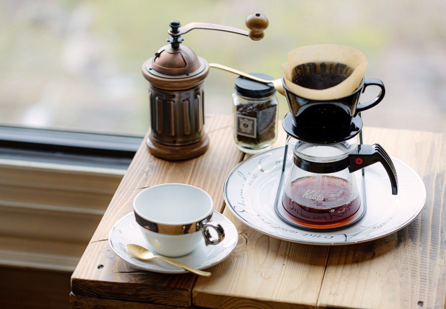 コーヒーミルとホテルからの日光の大自然
