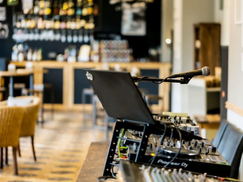 シェルターガーデン日光のホテルDJラウンジ